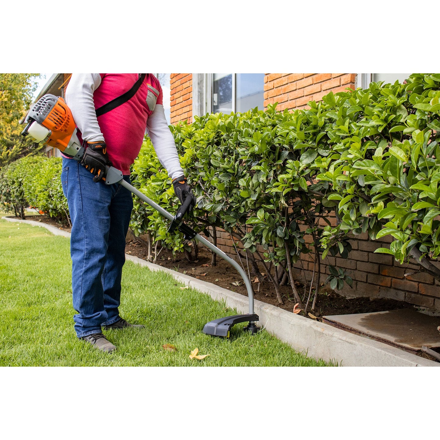 Desbrozadora Gasolina 26cc DES-26C Mango D Corte 17" - Solución Profesional para Césped Residencial y Maleza