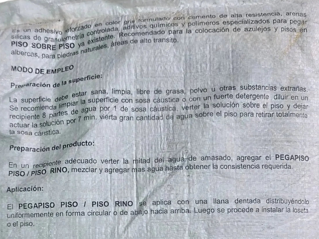 Descripción y modo de empleo impresos en el saco de Pegapiso Piso / Piso Rino de 20 kg