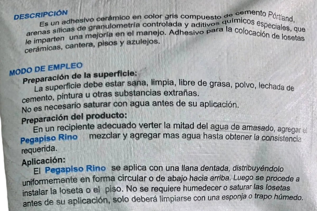 Descripción y modo de empleo impresos en el saco de Pegapiso Rino de 20 kg