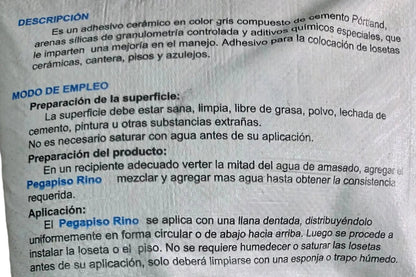 Descripción y modo de empleo impresos en el saco de Pegapiso Rino de 20 kg