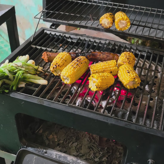 Video del asador de carbón Fiero de 24 pulgadas en uso, asando elotes, cebollitas y carne