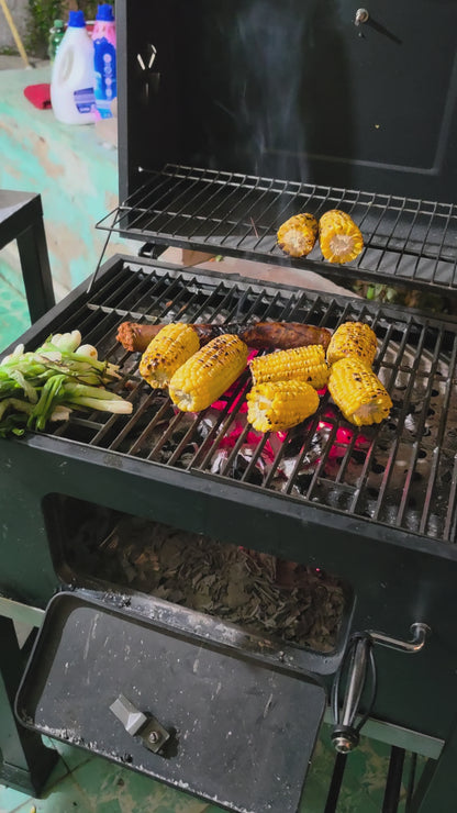 Video del asador de carbón Fiero de 24 pulgadas en uso, asando elotes, cebollitas y carne