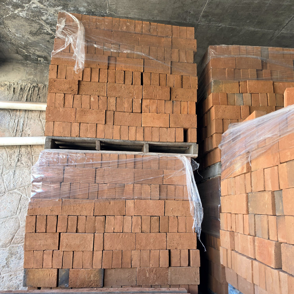 Tarimas de tabique rojo grueso en la bodega de Ferretería La Obra